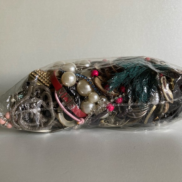 Mystery 3 lb + Fun crafters  jewelry accessories parts Lot Vintage Modern - Picture 6 of 9